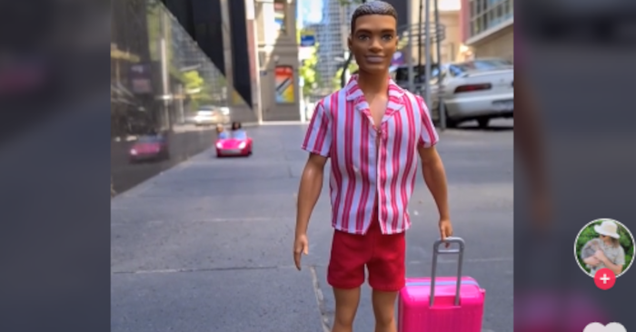 Lalki Barbie rozbijają się autem po mieście xDD (video)
